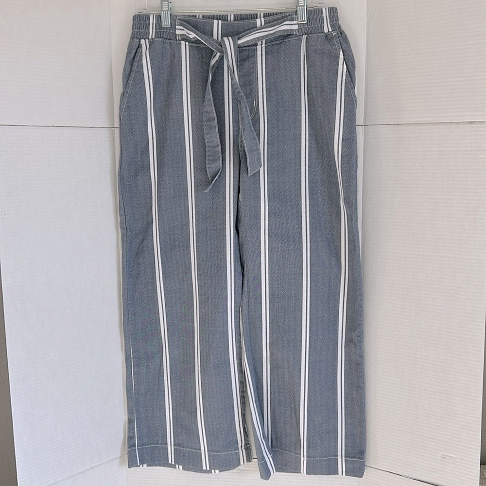 Signature by Levi’s Strauss & Co. women’s pull-on wide leg crop pant.  Size 8